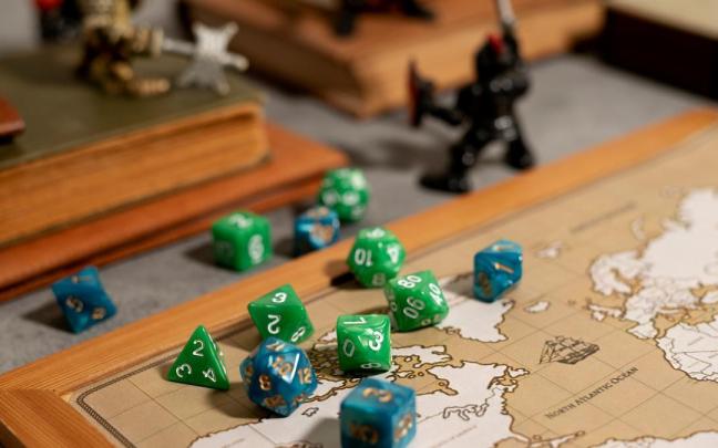 Tablero, dados y figuras para jugar a 'Dragones y Mazmorras'.