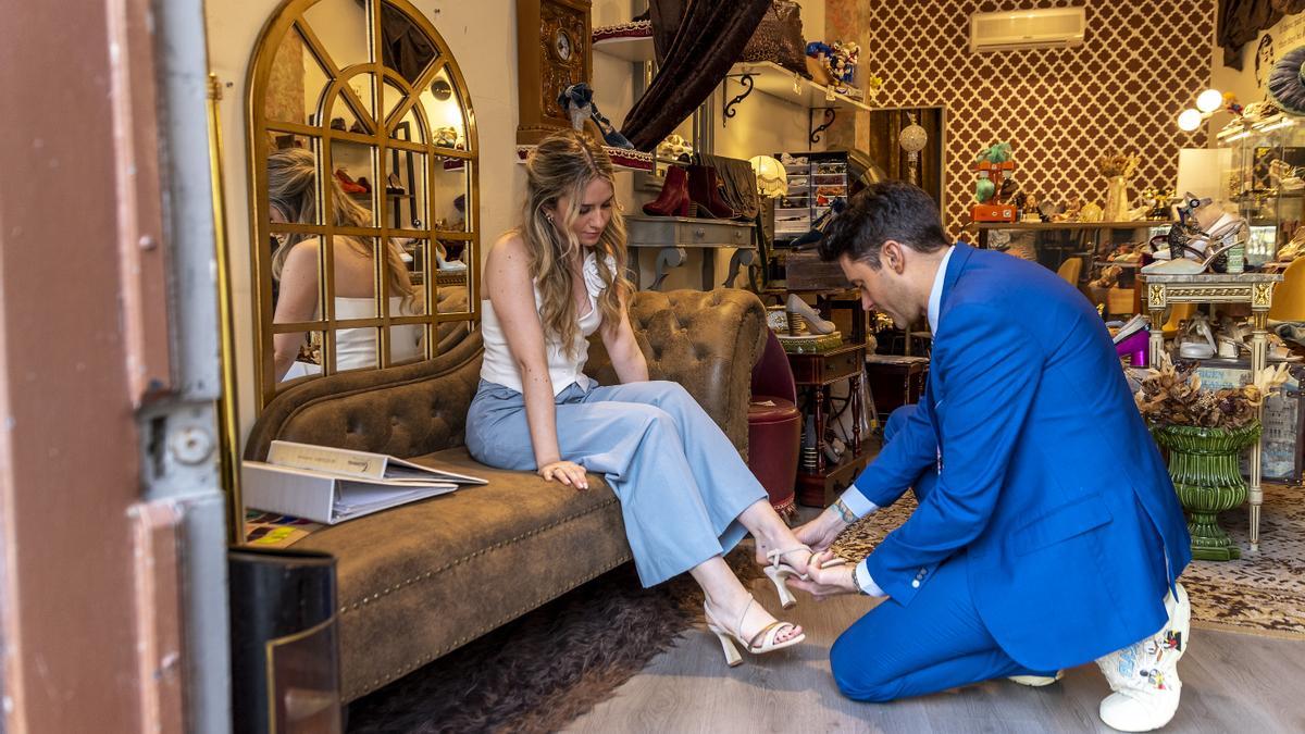 Iker Udaondo asesorando a una futura novia