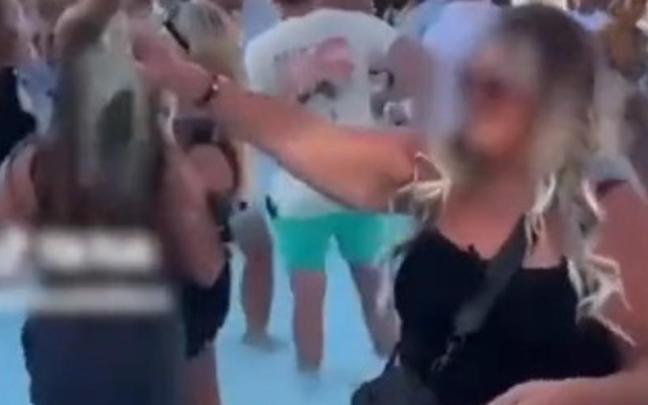 La joven, esparciendo las cenizas de su hermano en una discoteca de Ibiza. La joven, esparciendo las cenizas de su hermano en una discoteca de Ibiza.