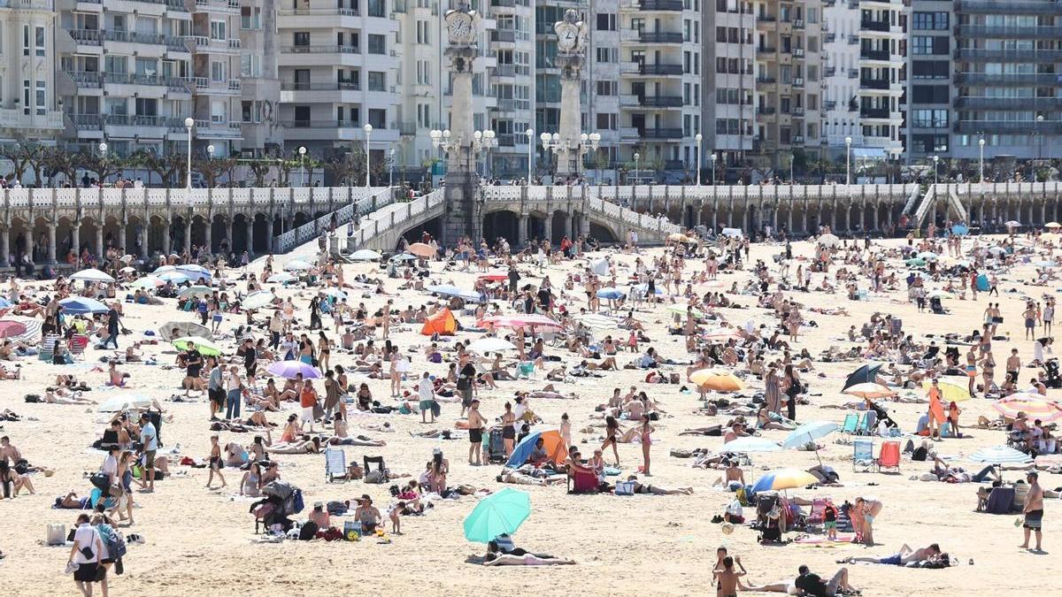 La playa de La Concha, abarrotada a principios del pasado abril.