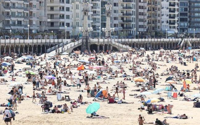 La playa de La Concha, abarrotada a principios del pasado abril.