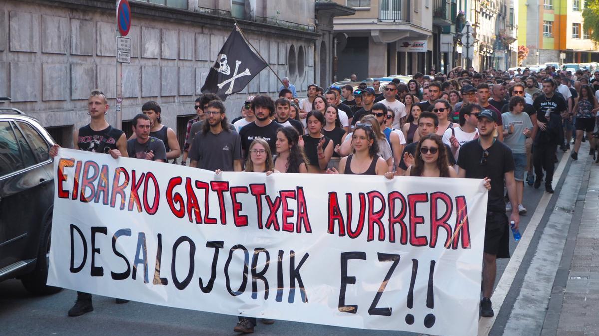 La marcha de protesta, avanzando por el centro del casco urbano de la villa armera.