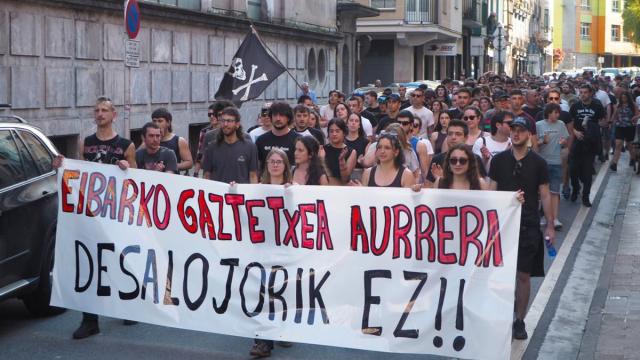 La marcha de protesta, avanzando por el centro del casco urbano de la villa armera.