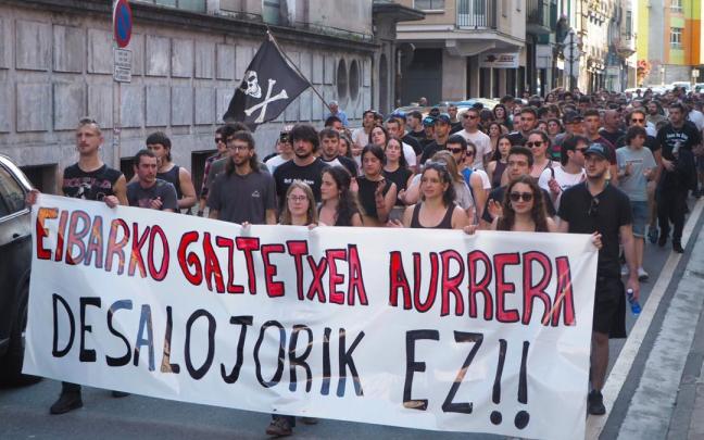 La marcha de protesta, avanzando por el centro del casco urbano de la villa armera.