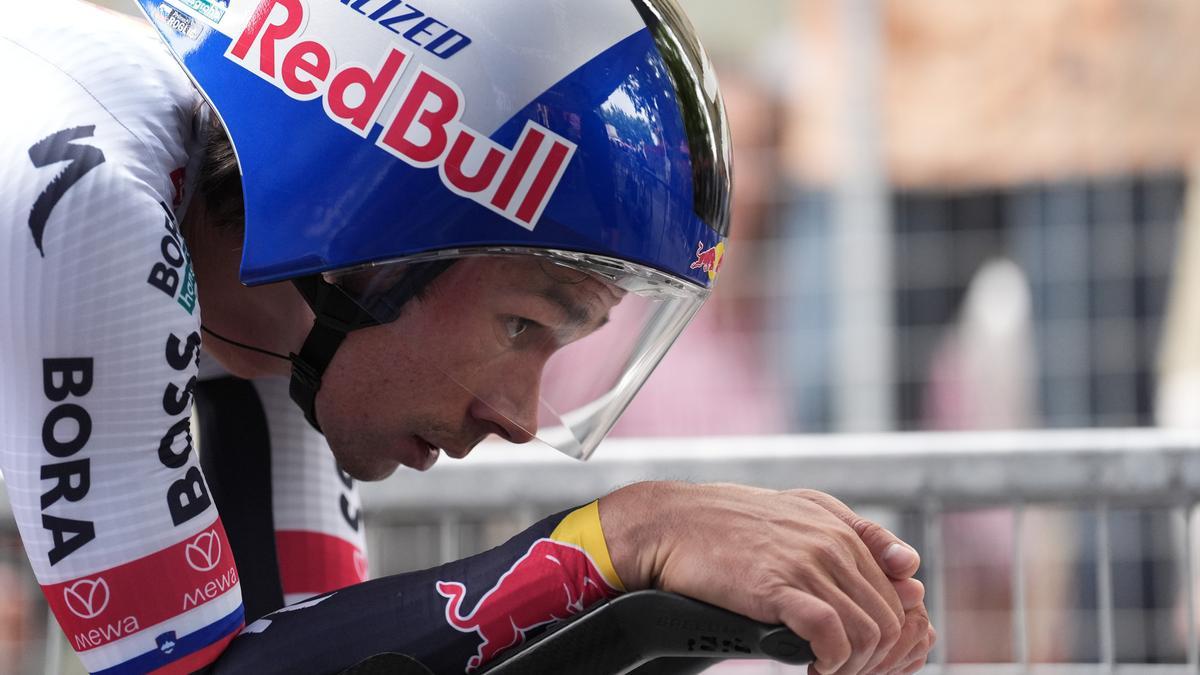 Roglic, concentrado, durante la crono.