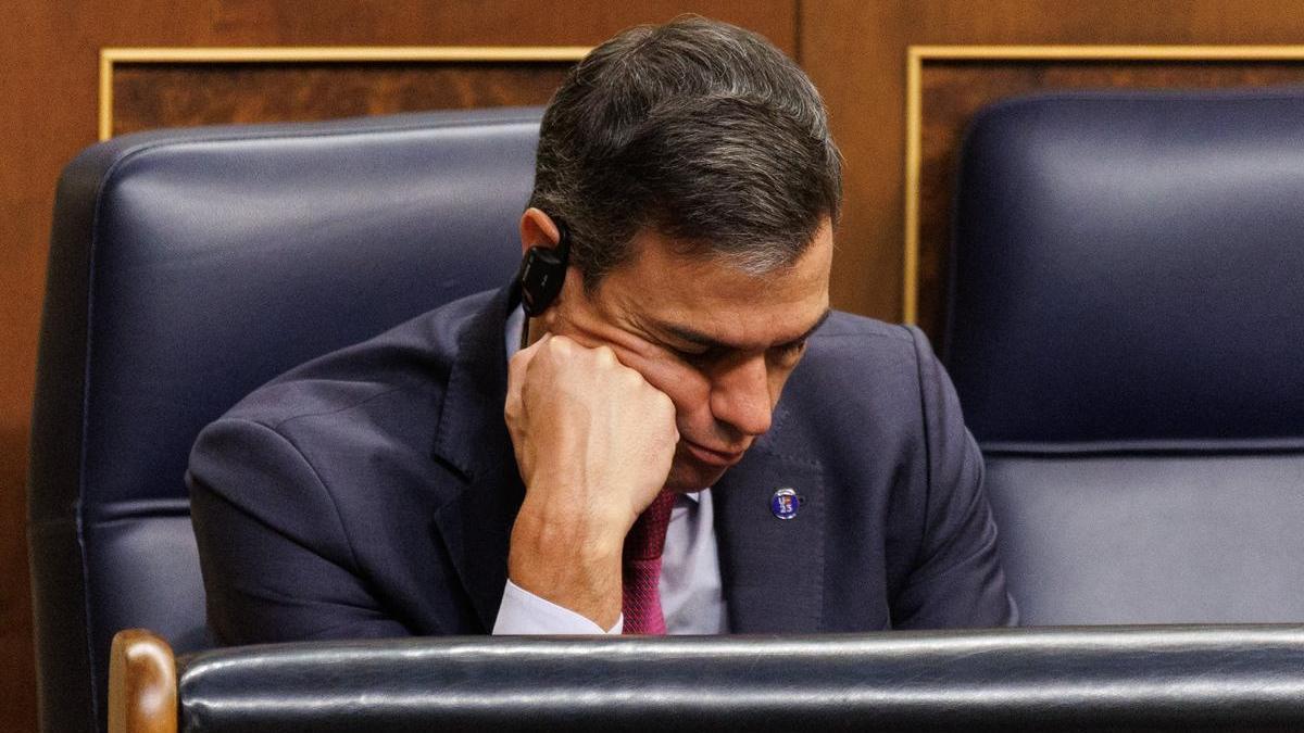 Pedro Sánchez durante el debate de investidura de Feijóo.