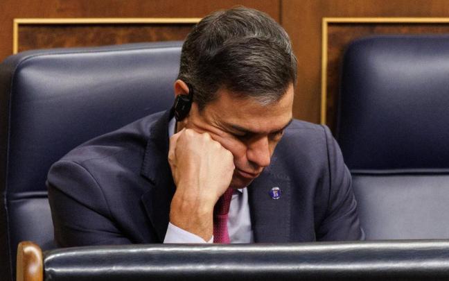 Pedro Sánchez durante el debate de investidura de Feijóo.