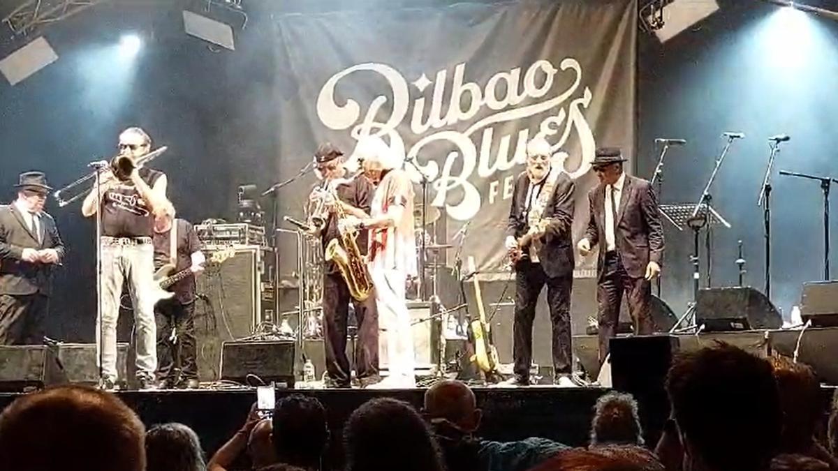 El líder de The Original Blues Brothers Band homenajea al Athletic y a Unax Cañibano.