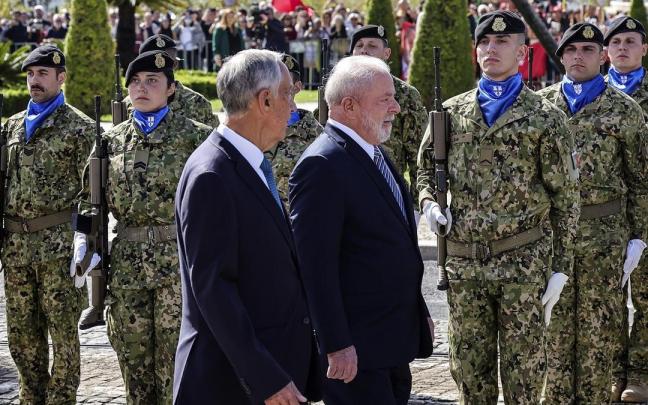 Imagen de archivo del presidente de Portugal, Marcelo Rebelo de Sousa, y su homólogo brasileño, Luiz Inacio Lula da Silva, frente a militares portugueses. Imagen de archivo del presidente de Portugal, Marcelo Rebelo de Sousa, y su homólogo brasileño, Luiz Inacio Lula da Silva, frente a militares portugueses.