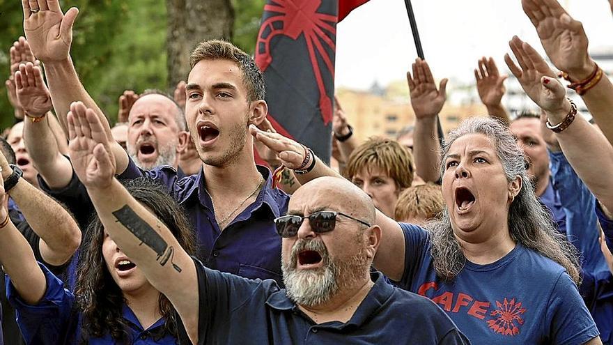 Falangistas concentrados ayer ante el cementerio de San Isidro de Madrid.