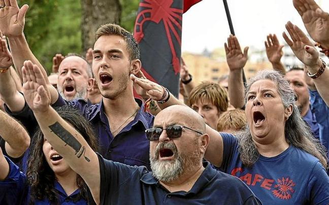 Falangistas concentrados ayer ante el cementerio de San Isidro de Madrid. Falangistas concentrados ayer ante el cementerio de San Isidro de Madrid.