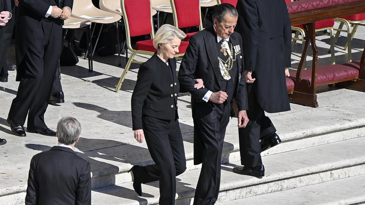 Ursula von der Leyen a su llegada al funeral del papa Francisco