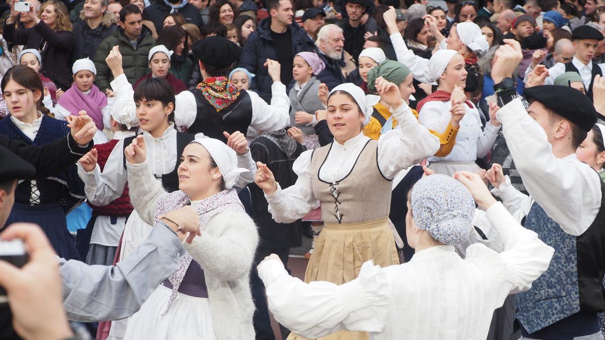 Los bailes vascos han tenido su espacio en la feria con la romería Plazara Dantzara.