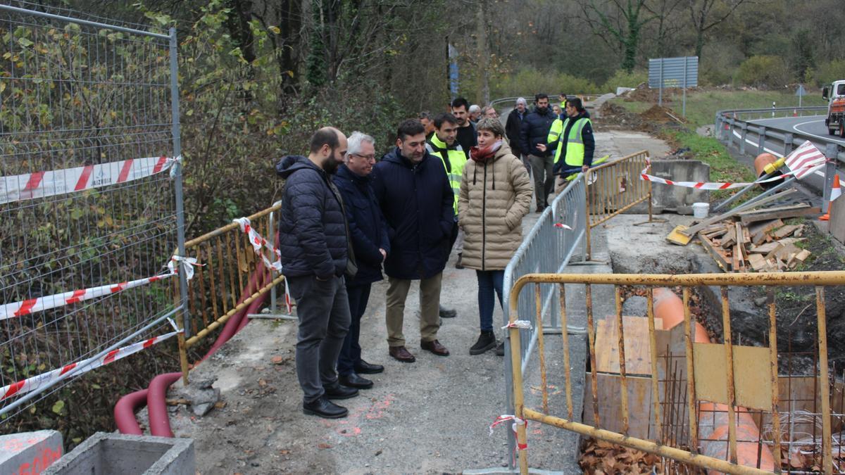 Visita este miércoles a las obras del colector de Antzuola y el bidegorri que comunicará con Bergara.