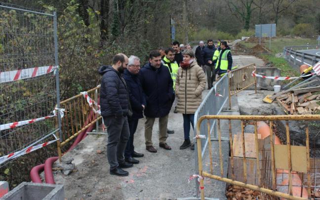 Visita este miércoles a las obras del colector de Antzuola y el bidegorri que comunicará con Bergara.
