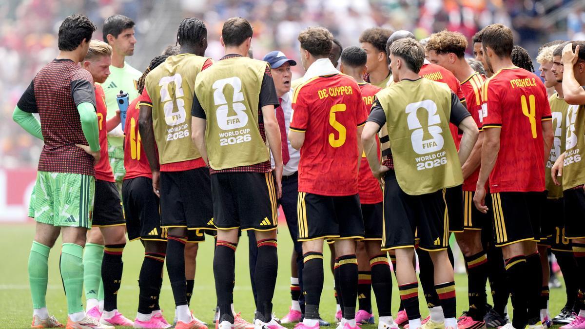 Los jugadores de Bélgica atienden a Rudi García durante una pausa de hidratación.