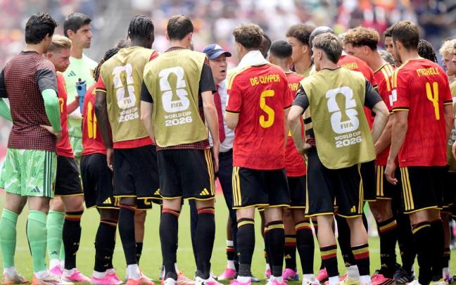 Los jugadores de Bélgica atienden a Rudi García durante una pausa de hidratación.