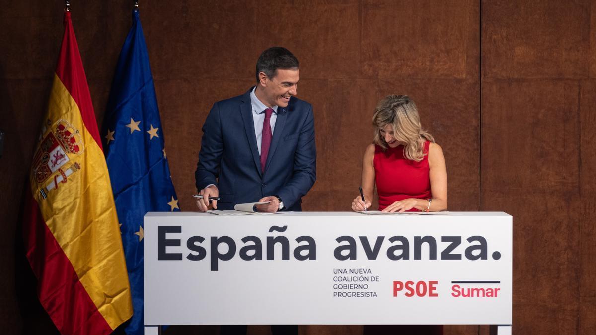 Pedro Sánchez y Yolanda Díaz durante la firma del acuerdo del pacto de Gobierno.