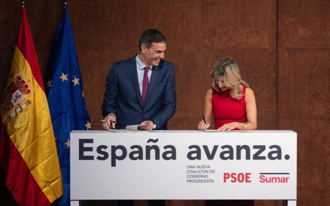 Pedro Sánchez y Yolanda Díaz durante la firma del acuerdo del pacto de Gobierno.