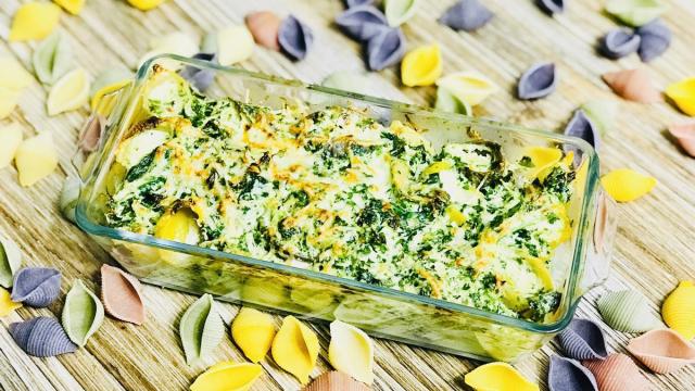 Pasta con kale y salsa cremosa gratinada en el horno.