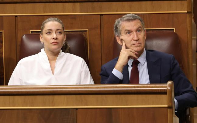 La portavoz del PP en el Congreso, Ester Muñoz y el presidente del PP, Alberto Núñez Feijóo, en el Congreso de los Diputados.