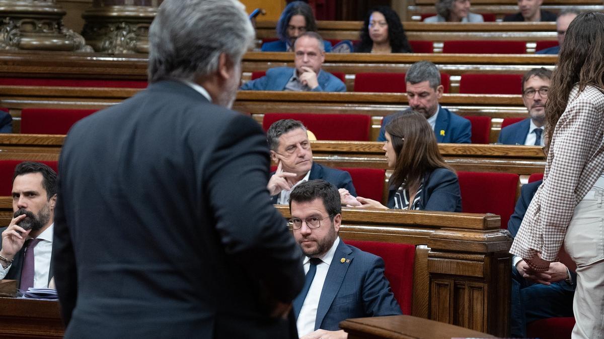 El president de la Generalitat, Pere Aragonès, escucha la intervención del líder de Junts en el Parlament, Albert Batet.