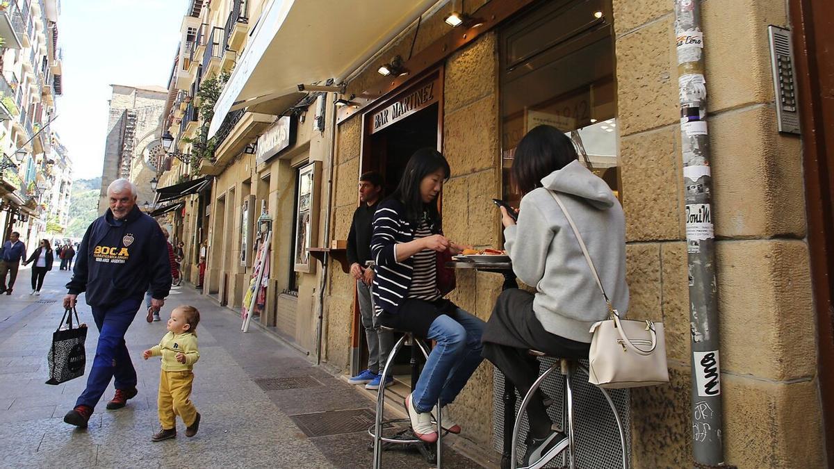 En la imagen, un establecimiento hostelero en la Parte Vieja donostiarra