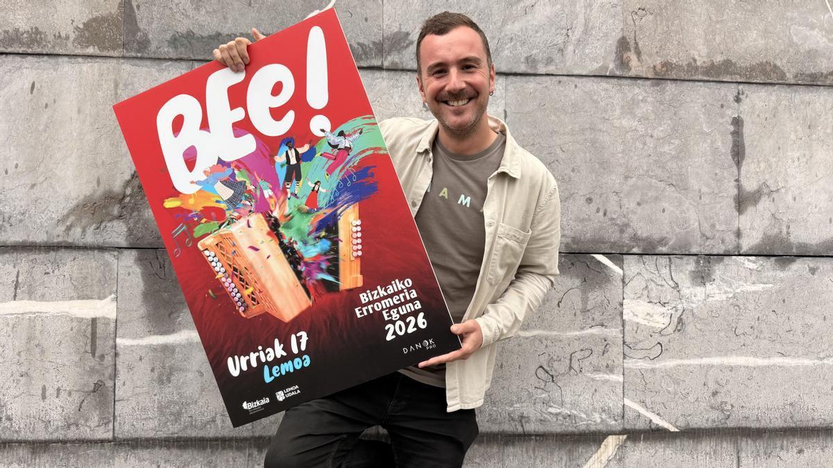 Jon Gómez Garai con el cartel anunciador del Bizkaiko Erromeria Eguna de Lemoa