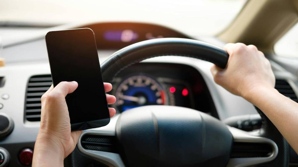 ¿Se puede usar el móvil en un semáforo? La DGT tiene la respuesta