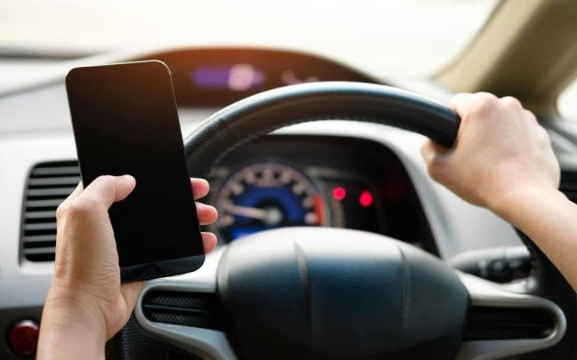 ¿Se puede usar el móvil en un semáforo? La DGT tiene la respuesta