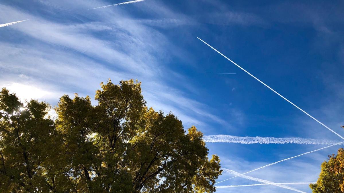 Estelas blancas formadas por el paso de varios aviones.