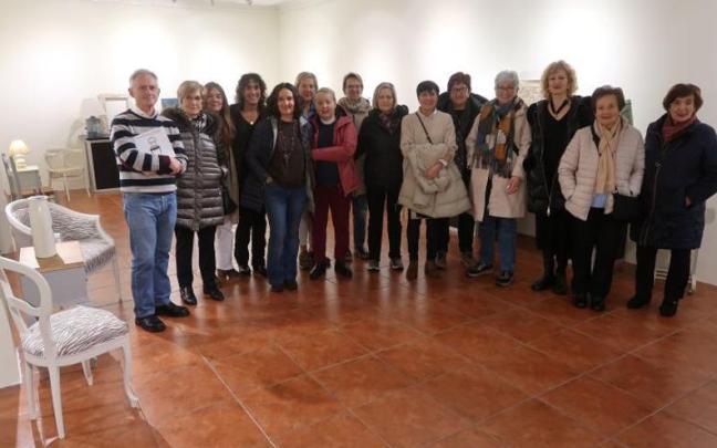 Algunas de las mujeres que han participado en el cursilo, con la profesora Edurne Uribesalgo, el alcalde Jon Luqui y la técnico de Cultura Miren Castillo.