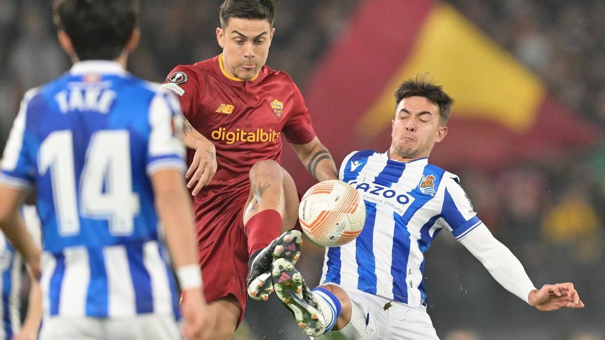 Zubimendi pugna con Dybala durante la eliminatoria contra la Roma. / EUROPA PRESS