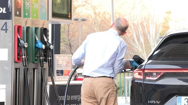 Hombre repostando combustible