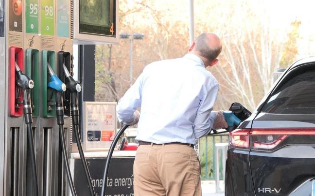 Hombre repostando combustible