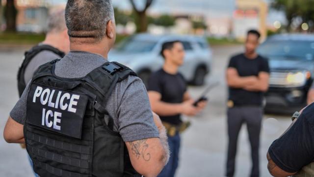 Un agente del Servicio de Control de Inmigración y Aduanas (ICE) en una operación antiinmigratoria en Houston, Texas.