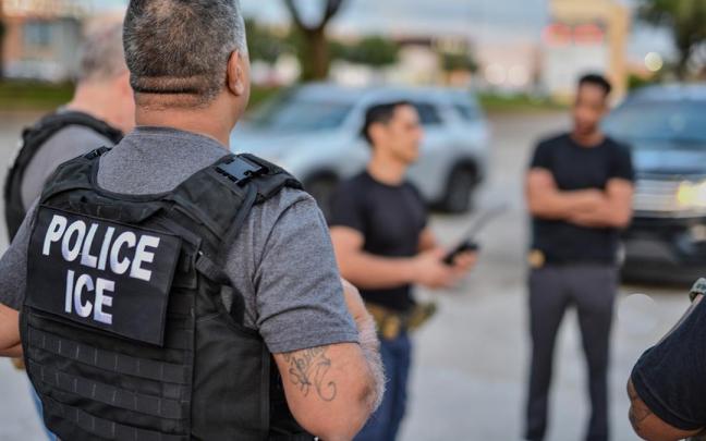 Un agente del Servicio de Control de Inmigración y Aduanas (ICE) en una operación antiinmigratoria en Houston, Texas.