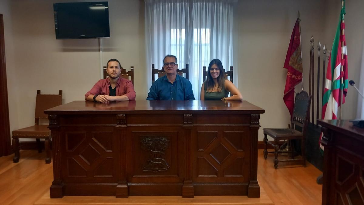 Antes de regresar a Portugal, Juan y su pareja fueron recibidos por el alcalde de Orozko, Aitor Iza