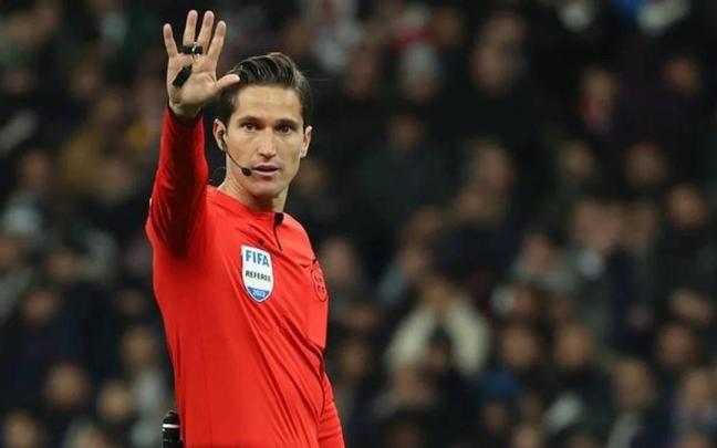 El colegiado Munuera Montero, durante un partido