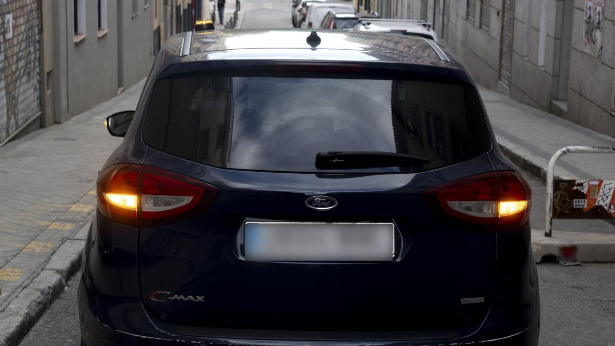 La baliza está recibiendo numerosas críticas por parte de algunos sectores de la sociedad debido, según dicen, a su escasa visibilidad.