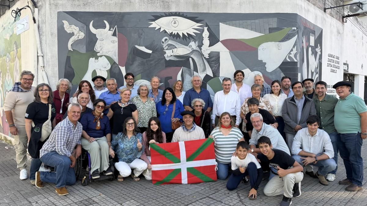 El presidente del EBB del PNV, Aitor Esteban, con la diáspora ante un mural del 'Guernica'