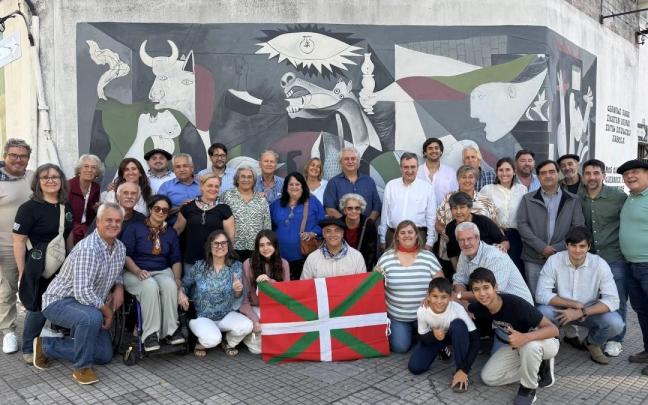 El presidente del EBB del PNV, Aitor Esteban, con la diáspora ante un mural del 'Guernica'
