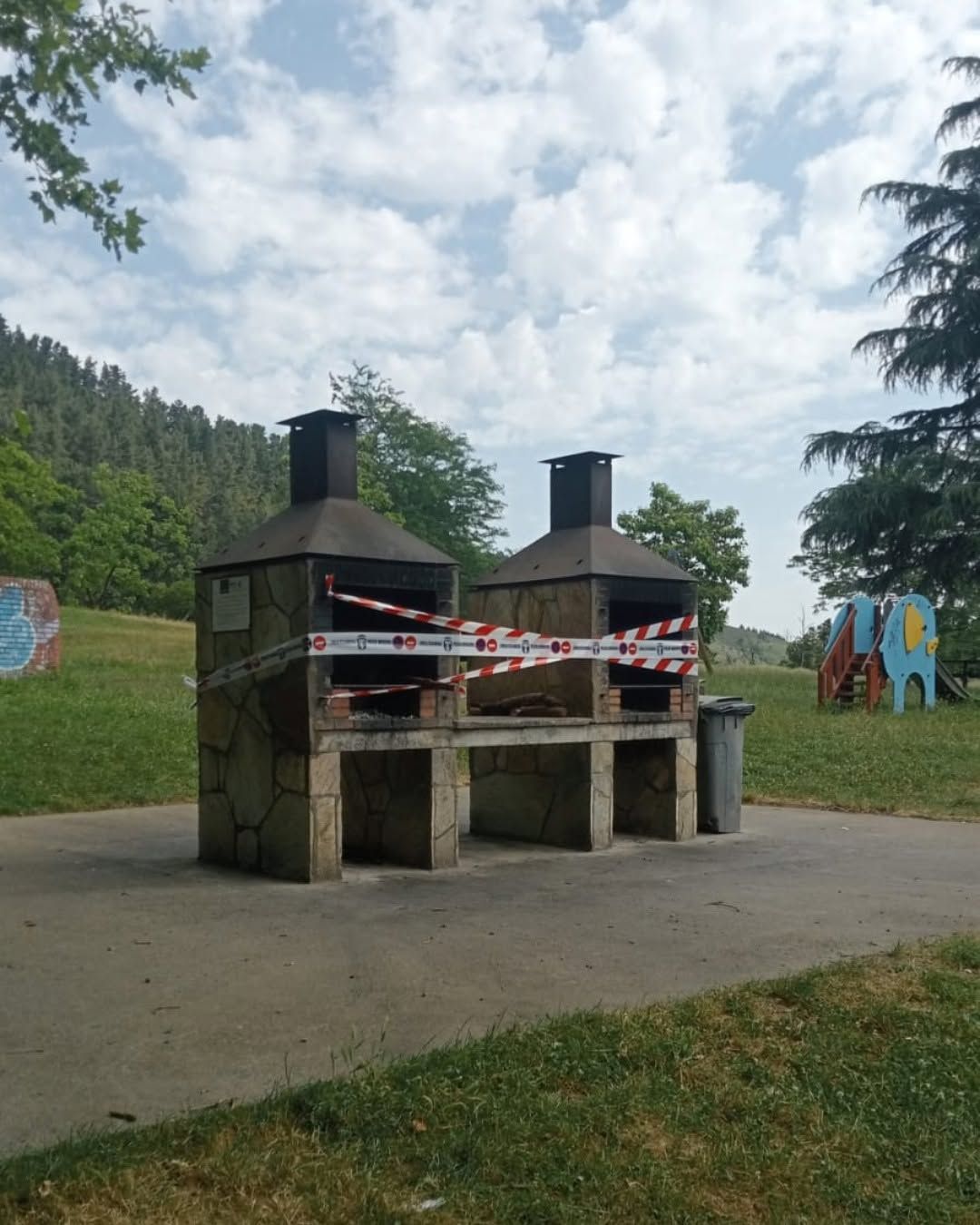 Barbacoas del parque Santa Ana de Areta en Laudio precintadas por la ola de calor