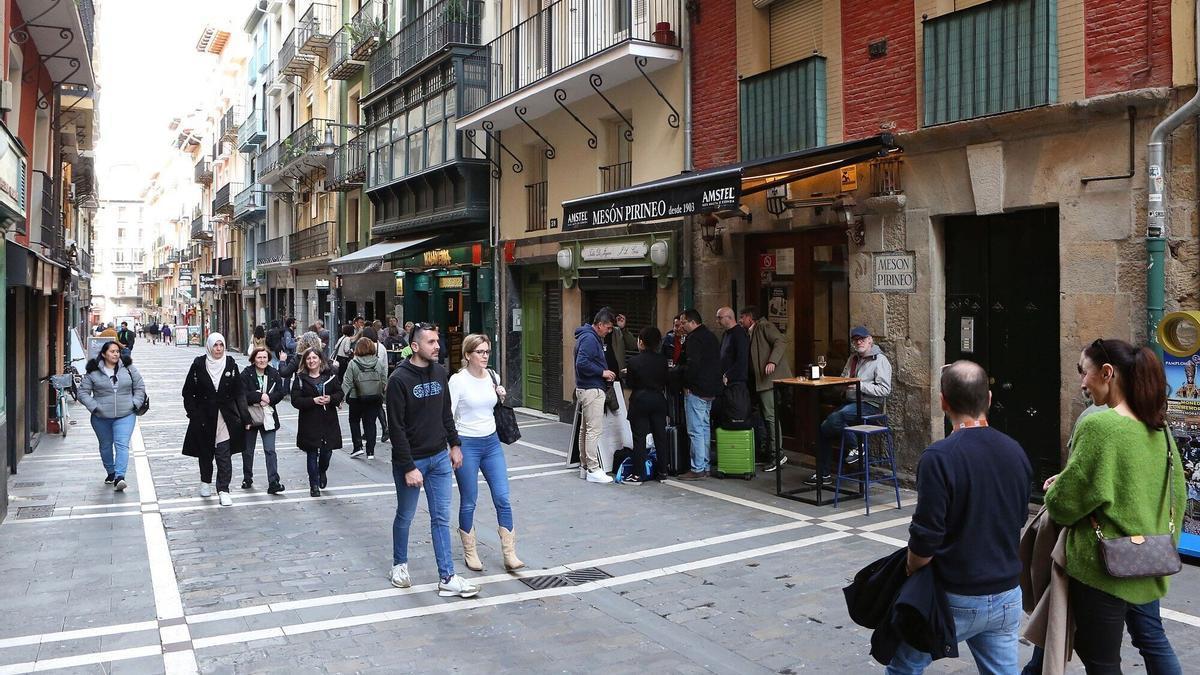Gente paseando por la calle.