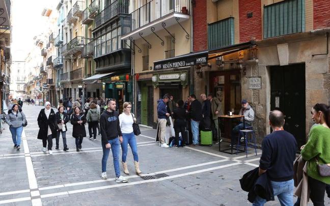 Gente paseando por la calle.