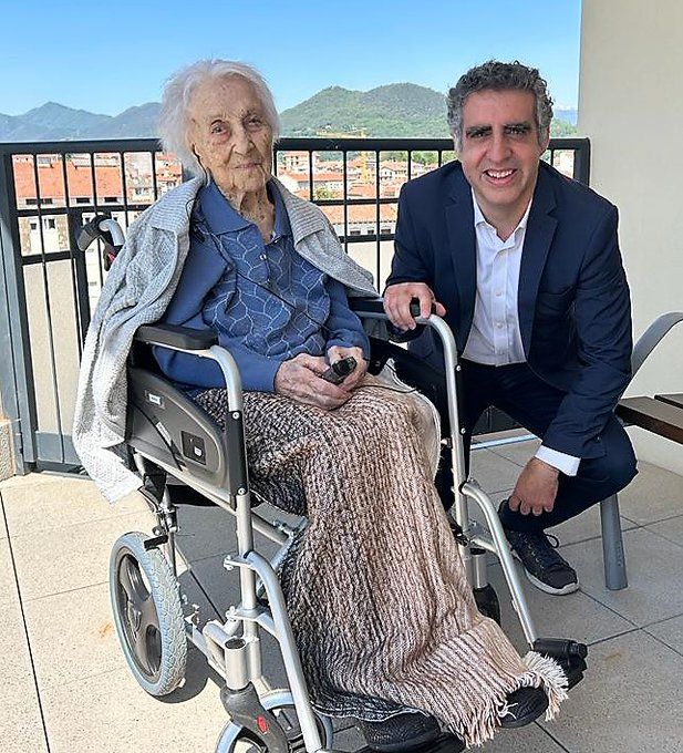 Posando con la supercentenaria María Branya.