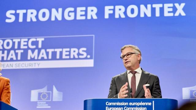 El comisario de Interior y Migración, Magnus Brunner, en una rueda de prensa en Bruselas.