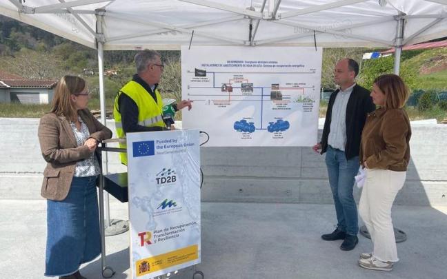 Leire Zubitur, Samuel Vázquez, Igor Enparan y Cristina Laborda, esta mañana junto al depósito de Errandonea. / N.G. Leire Zubitur, Samuel Vázquez, Igor Enparan y Cristina Laborda, esta mañana junto al depósito de Errandonea.