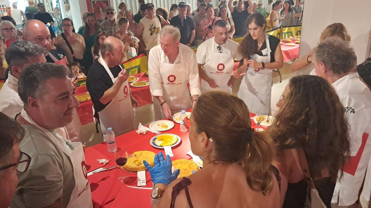 Un momento de la XV edición del Concurso de Tortilla de Patatas que organiza el Centro Comercial Mendibil.