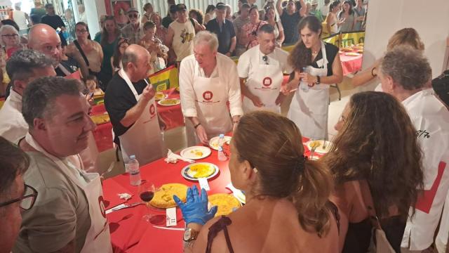 Un momento de la XV edición del Concurso de Tortilla de Patatas que organiza el Centro Comercial Mendibil.